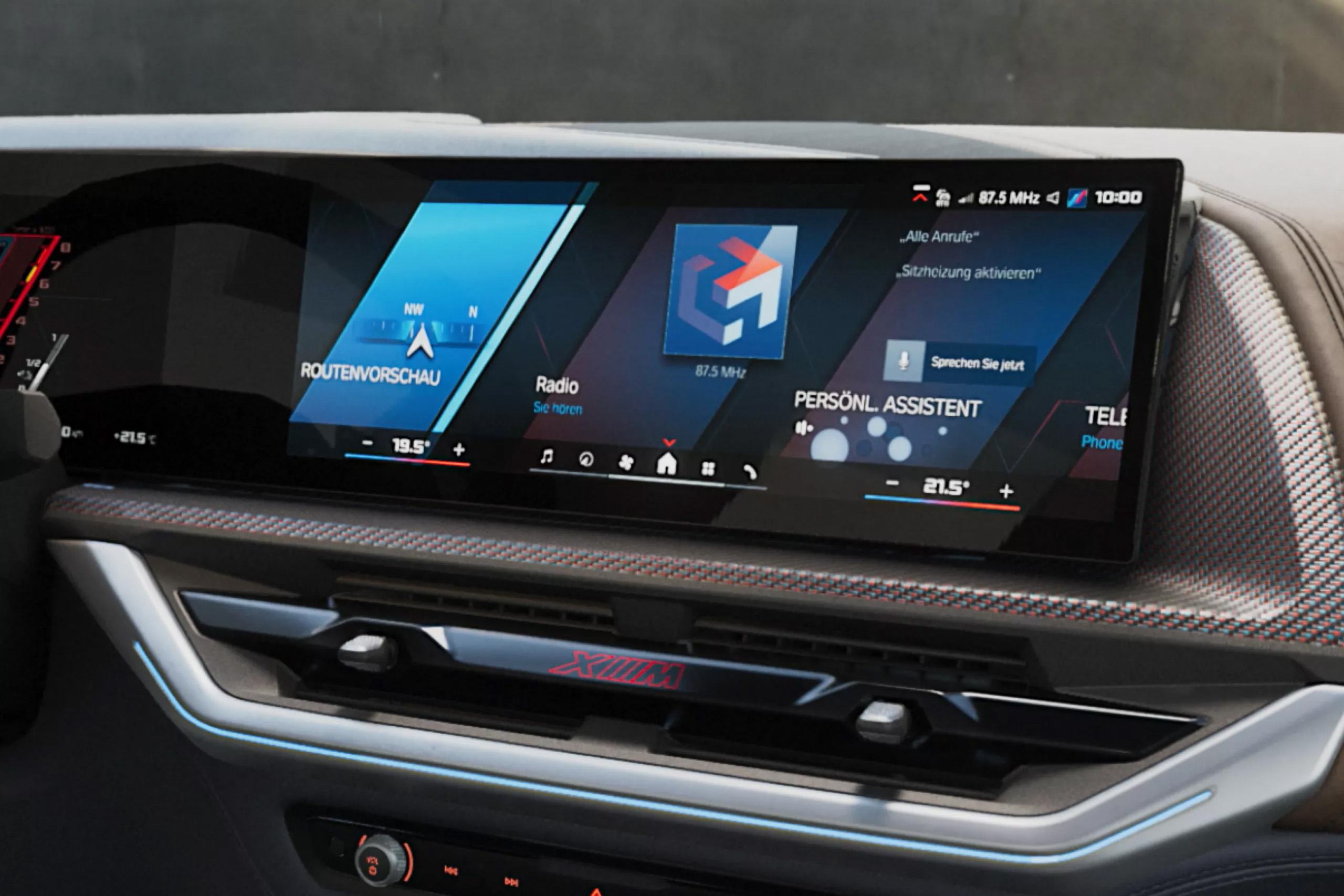 Auf diesem Bild ist das Cockpit eines modernen Autos mit einem großen, gebogenen Digitaldisplay zu sehen, das Navigations-, Radio- und Assistentenfunktionen anzeigt.