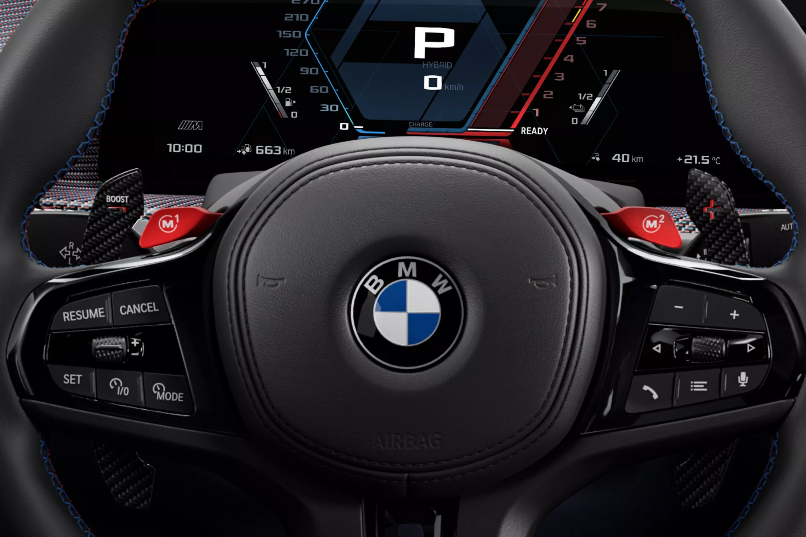 Auf diesem Bild ist ein BMW-Lenkrad mit Multifunktionstasten, M-Tasten und Carbon-Schaltwippen zu sehen, dahinter ein digitales Armaturenbrett mit verschiedenen Fahrzeuginformationen wie Geschwindigkeit, Reichweite und Hybridstatus.